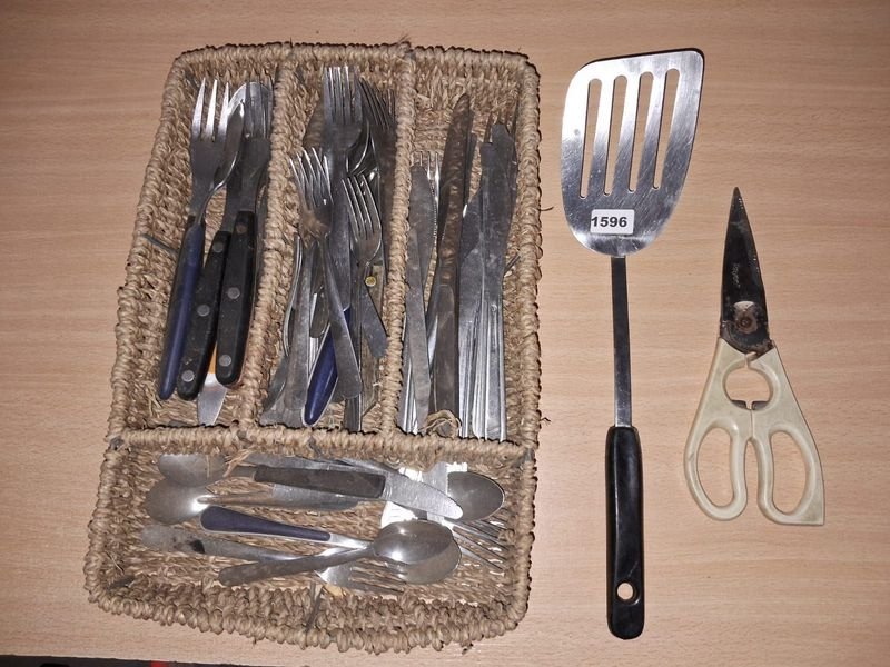 Gran lote de cubiertos con organizador y herramientas de cocina - imagen 3