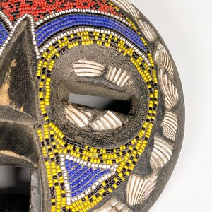 Máscara Africana de Madera Decorada con Mostacillas y Conchas - imagen 3