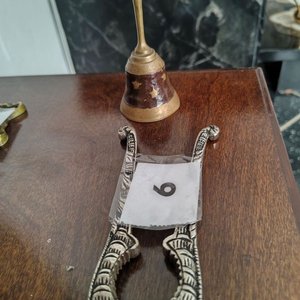 Abre nueces y campanita de bronce con detalles - imagen 4
