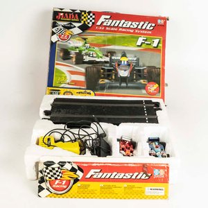 Lote siguiente: Juego pista de autos de carreras Fantastic marca JIADA compuesta por: 2 autos F1, tramos de pista, 2 controles escala 1/32 en su caja original