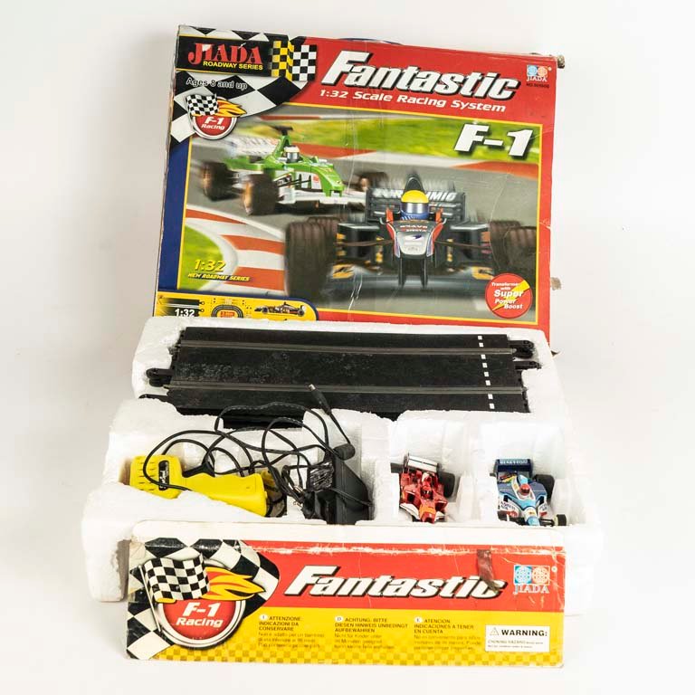 Juego pista de autos de carreras Fantastic marca JIADA compuesta por: 2 autos F1, tramos de pista, 2 controles escala 1/32 en su caja original