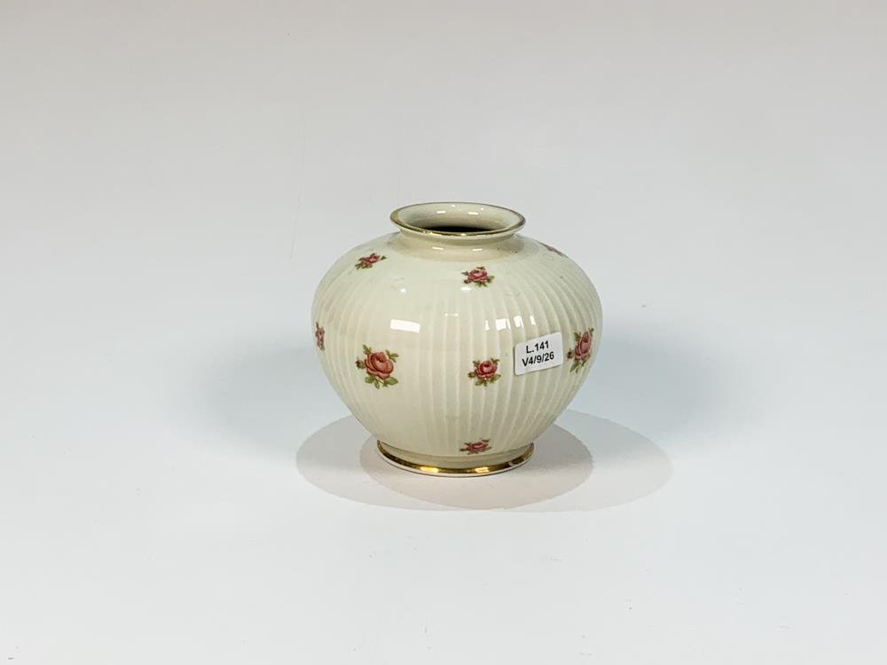 Florero de Porcelana Bavaria Blanco con Decoración de Rosas