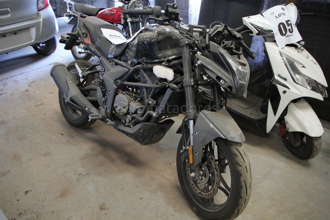 Motocicleta KTM RC 390 Negra y Naranja