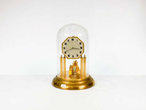 Reloj de sobremesa en chapa dorada con redoma de vidrio