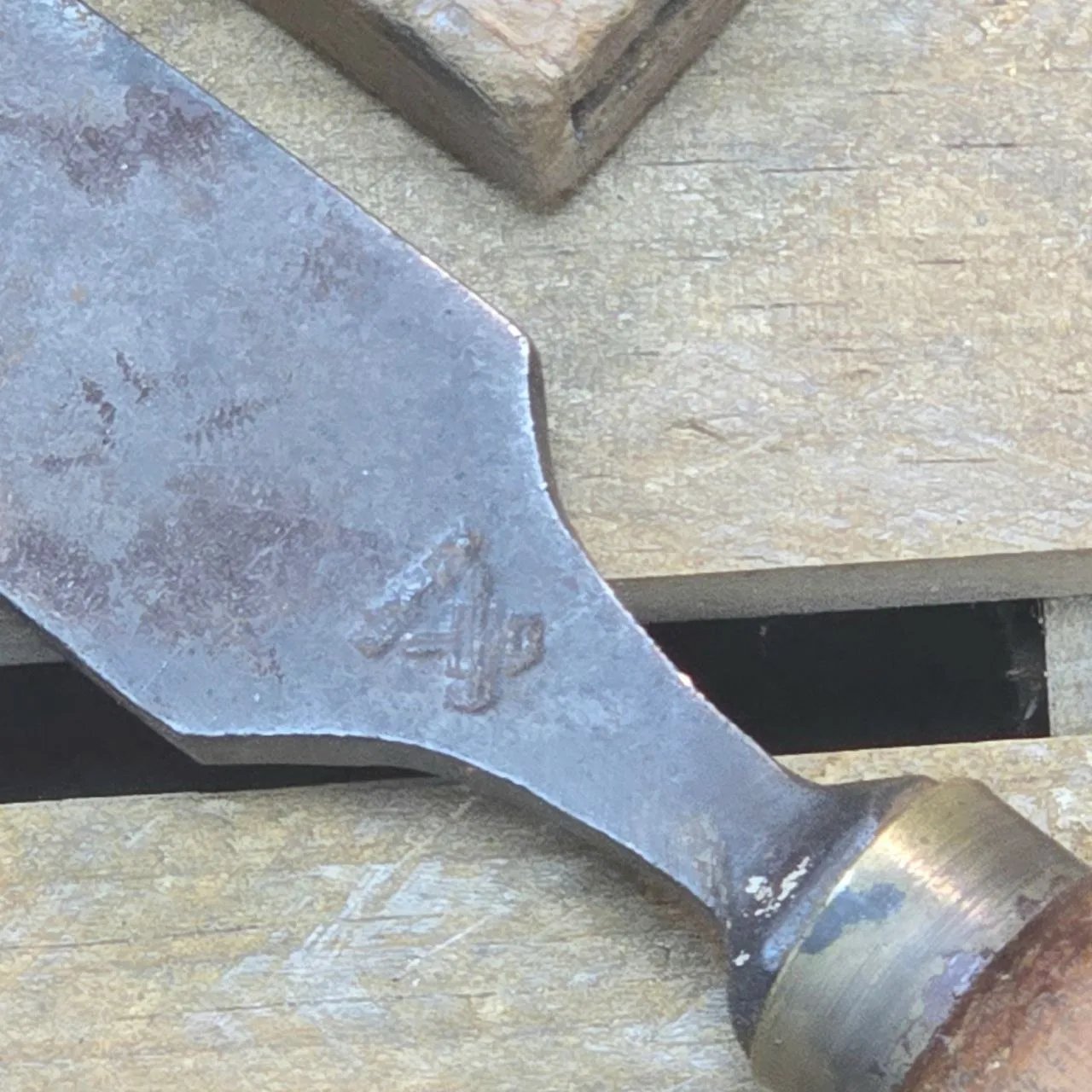 Chisela de madera con cuchilla de metal y inscripción - imagen 4