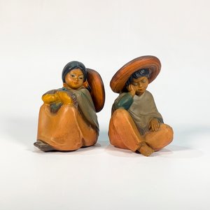 Lote siguiente: Pareja de Figuras Mexicanas Sentadas, Dama y Hombre (20 cm)
