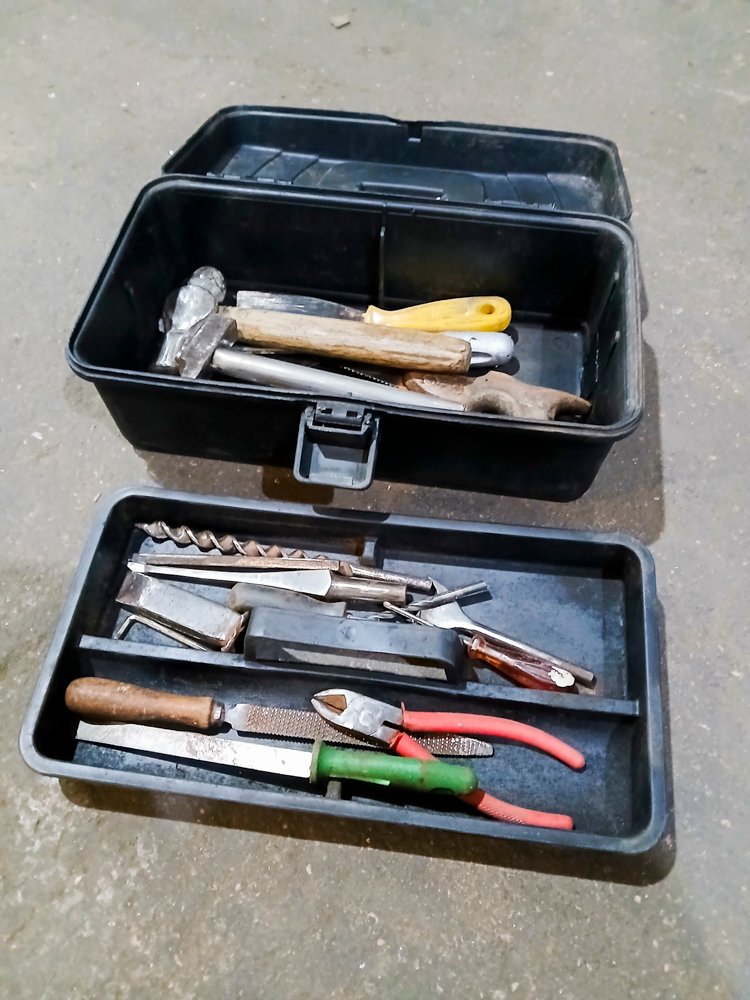 Lote anterior: Caja con herramientas: mechas, pinzas y más