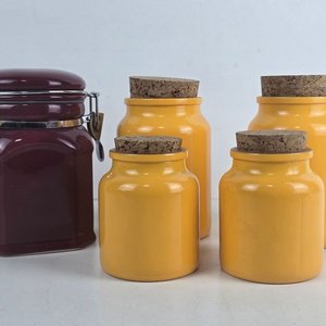 Set de 5 Frascos de Cerámica para Cocina: 4 Amarillos y 1 Bordo - imagen 2