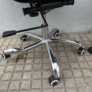 2 Sillones de Oficina Giratorios y con Ruedas: Uno Celeste y Otro Negro - imagen 4