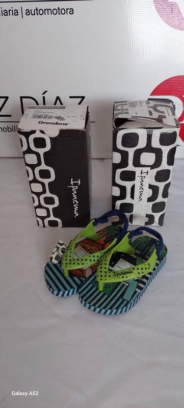 Lote siguiente: Calzado B3- 2 Calzado talle 20: Sandalias Coloridas y Nuevas