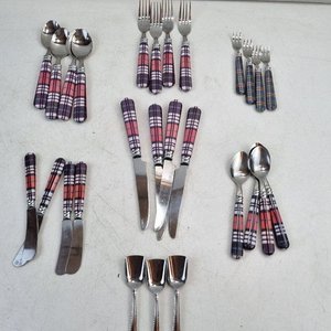 Lote siguiente: Set Completo 27 Piezas Cubiertos Acero Inoxidable Mangos Cuadros Rojo Blanco