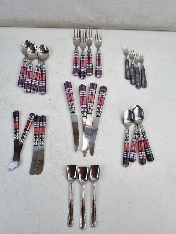 Set Completo 27 Piezas Cubiertos Acero Inoxidable Mangos Cuadros Rojo Blanco