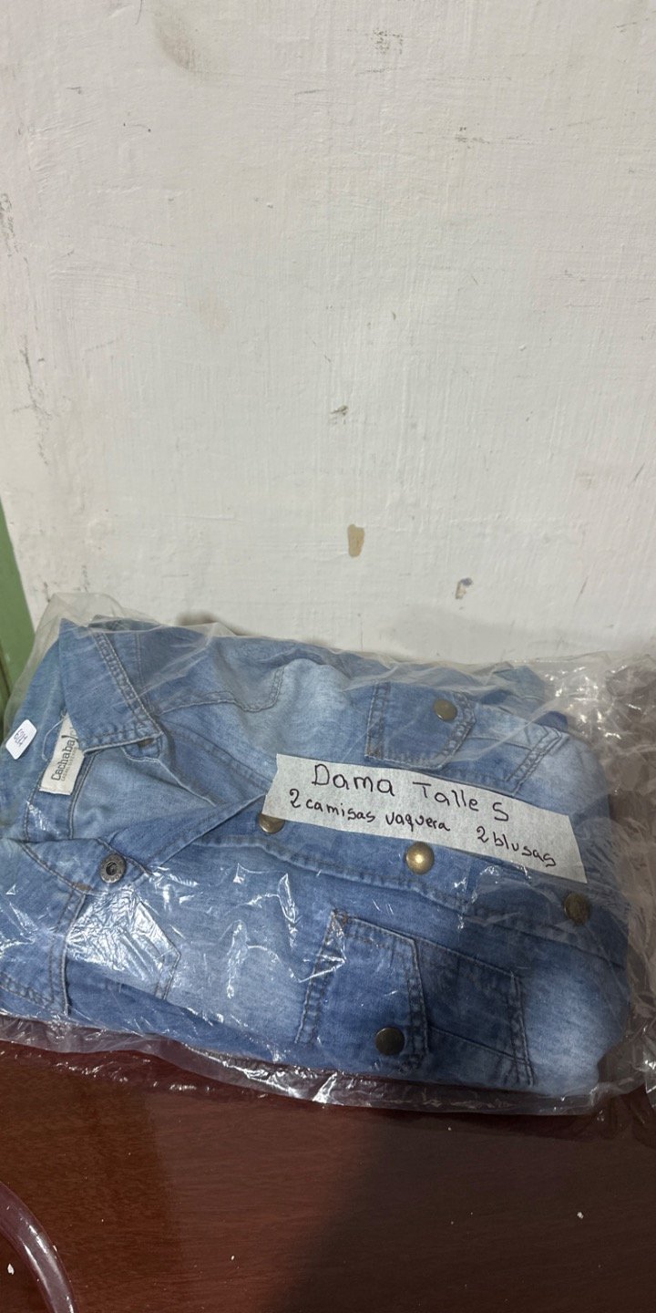 Lote de Ropa: 2 Camisas Vaqueras Talle S y 2 Blusas
