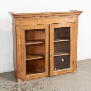 Lote siguiente: Alzada de Mueble con Puertas Vidriadas y Estantes Interiores