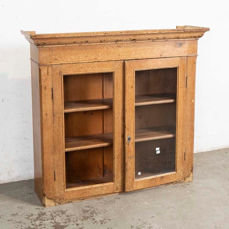Alzada de Mueble con Puertas Vidriadas y Estantes Interiores