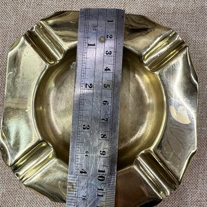 Par de Ceniceros Antiguos de Bronce con Relieve Figurativo - imagen 4