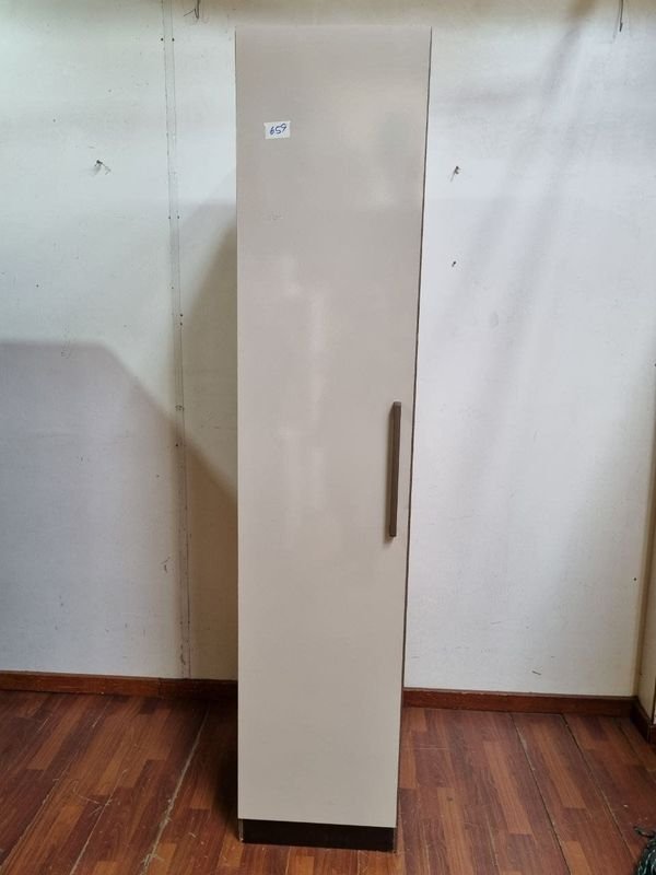 Mueble Auxiliar Alto con Puerta y Estantes Interiores