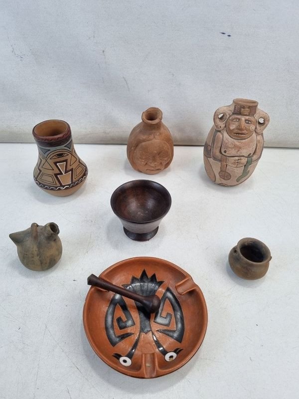 L 031 - Lote De 6 Piezas - Atractivo lote surtido de piezas en barro y terracota, incluyendo recipiente decorado con motivos geometricos, figura precolombina y mas, ideal para coleccionistas o decoracion (con signos de uso) - imagen 1