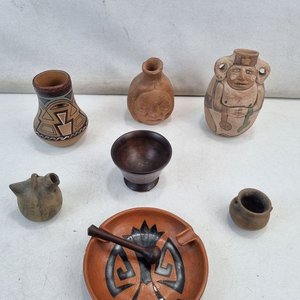 Lote siguiente: L 031 - Lote De 6 Piezas - Atractivo lote surtido de piezas en barro y terracota, incluyendo recipiente decorado con motivos geometricos, figura precolombina y mas, ideal para coleccionistas o decoracion (con signos de uso)