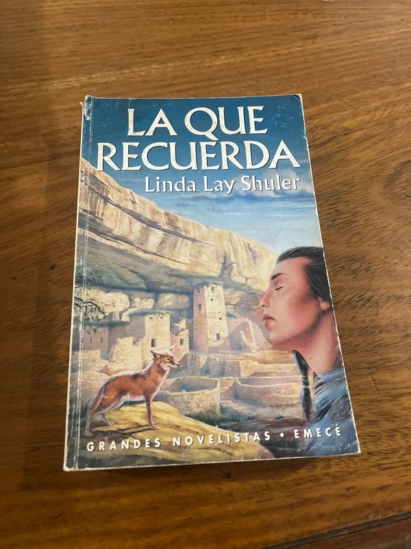 Libro "La que recuerda" de Linda Lay Shuler