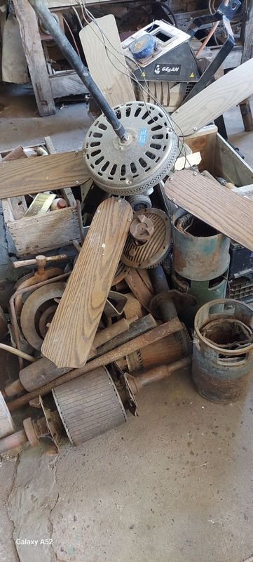 Lote siguiente: Ventilador y gran lote de vario en venta
