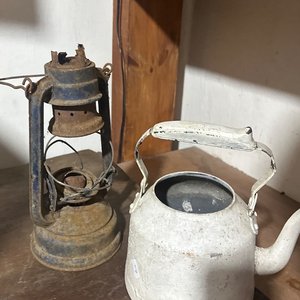 Lote anterior: Farol antiguo y tetera de metal