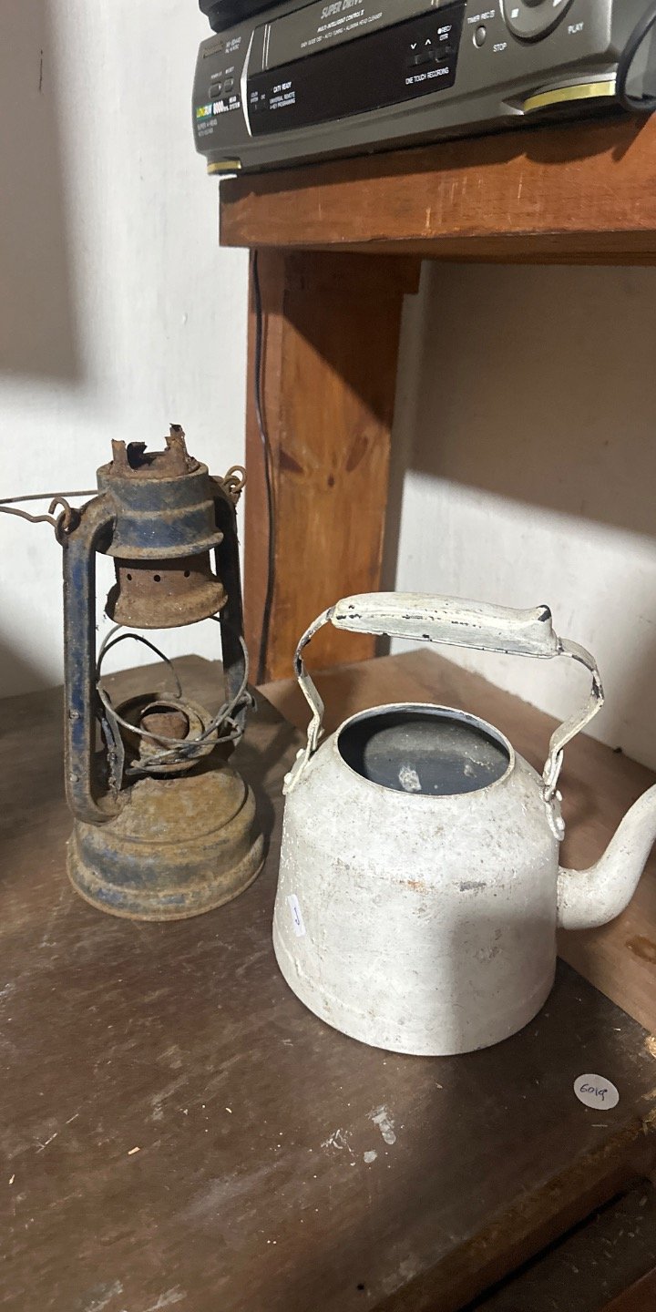 Farol antiguo y tetera de metal