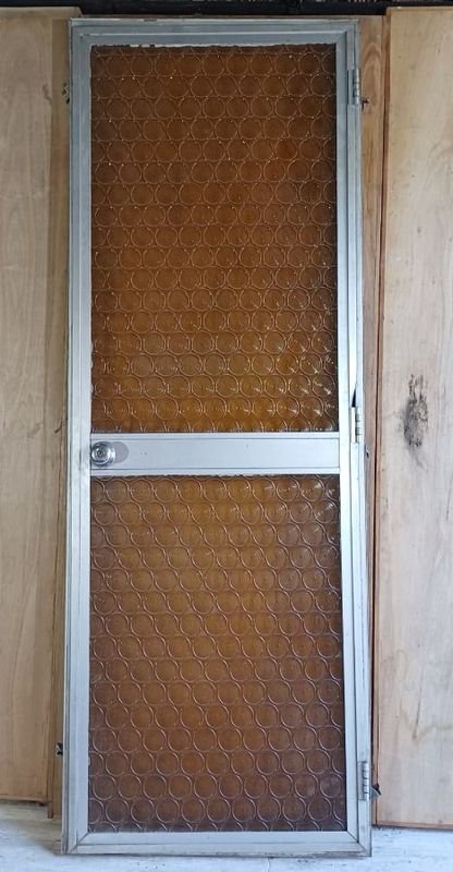 Puerta de aluminio con marco y vidrio tipo fantasía - imagen 3