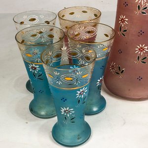 Jarra y 5 Vasos Vintage con Diseño Floral Esmerilado y Guarda Dorada - imagen 3