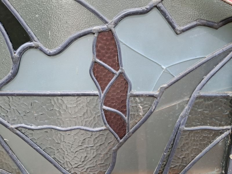 Puerta de hierro con vitrales en buen estado - imagen 4