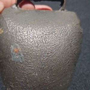 Cencerro Antiguo Raro de Metal con Asa y Grabados - imagen 2