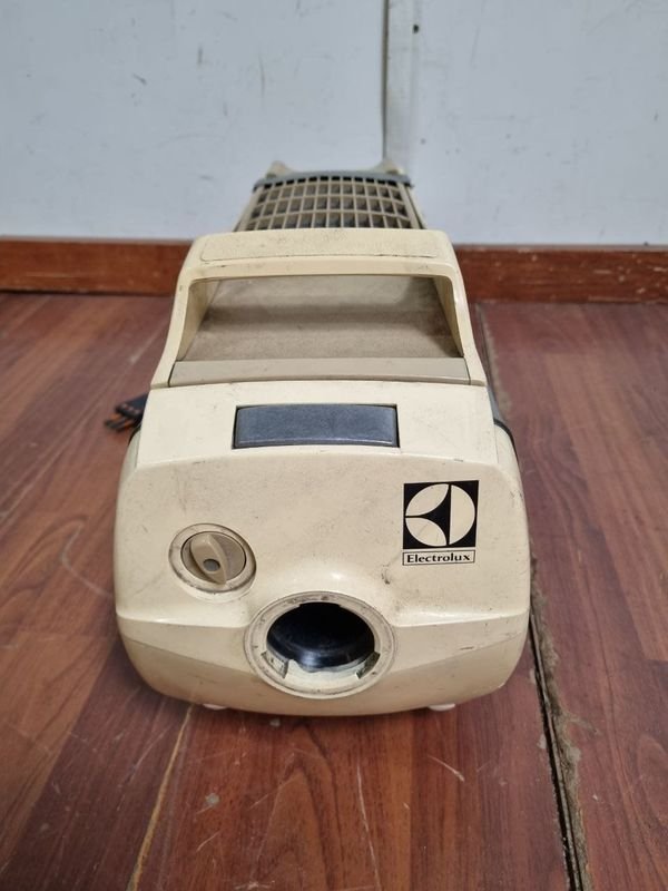 Aspiradora Electrolux Mondial 1500 Beige y Gris - Requiere Ajuste de Manguera