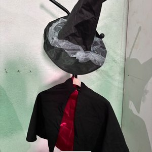 Disfraz de Bruja: Capa Negra y Gorro con Cinta Plateada - imagen 1