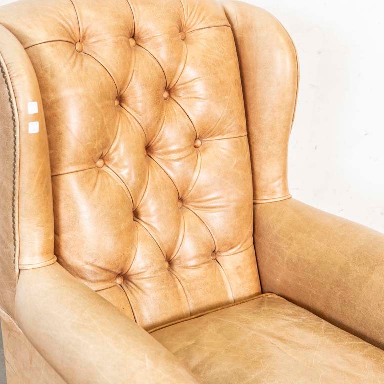 Sillón tapizado en cuero con tachas y respaldo capitoneado - imagen 3