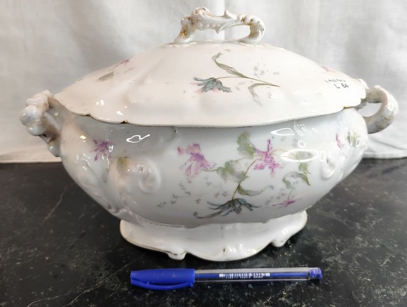 Lote anterior: Linda sopera de porcelana francesa LIMOGES con diseño floral