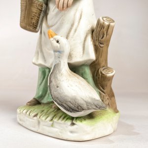 Figura "Anciana Alimentando al Ganso" en Biscuit, 20 cm - imagen 3