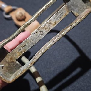 Estribos Sol de Metal Blanco con Tiras de Cuero y Detalles Trenzados - imagen 4