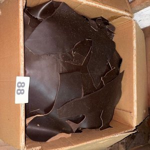 Lote de Retazos de Cuero en Varios Tonos para Artesanos - imagen 12