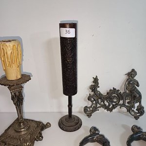Lote de Piezas Antiguas: Candelabro de Bronce, Candelabro de Madera y Figuras de Metal - imagen 4