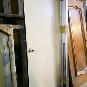 Lote siguiente: Una puerta con marco metalico desarmado