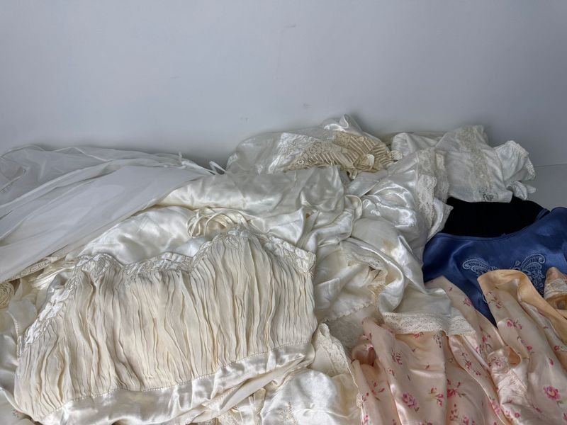 Camisones antiguos en seda con puntillas - imagen 4
