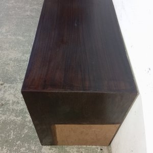 Aparador Bajo de Madera Tono Oscuro con Puertas y Llave - imagen 4