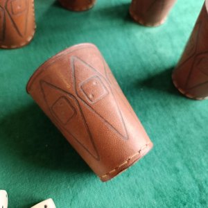 Paño para Juegos de Algodón con 6 Vasos Forrados en Cuero y 38 Dados - imagen 9