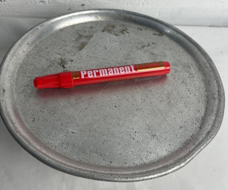 Plato con bolígrafo rojo y bandeja de plata - imagen 2