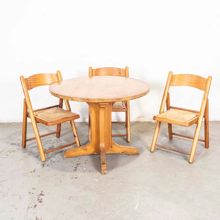 Lote siguiente: Mesa de comedor circular y tres sillas plegables en buen estado