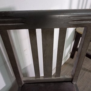 Lote de Cuatro Sillas de Madera con Tapizado Desgastado - imagen 10