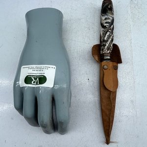 Lote anterior: Cuchillo Campero "Caballo Negro" de Tandil con Funda de Cuero