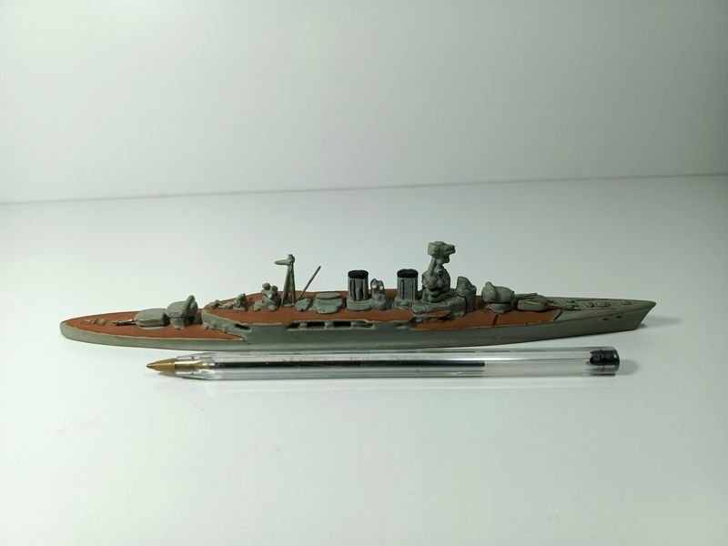 Maqueta de barco acorazado a escala con estructura metálica - imagen 2