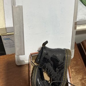 Lote anterior: Botas Negras Charol Brillante con Pizarra Blanca