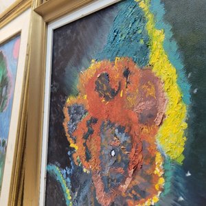 Dos Cuadros con Marco Dorado: Árbol y Figura Abstracta - imagen 5